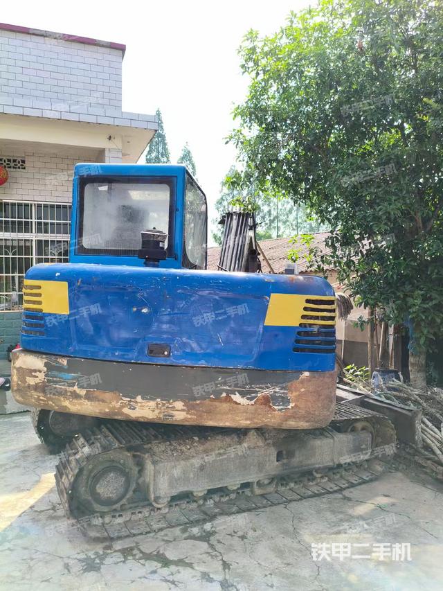 駕駛室頂部（整機外觀）