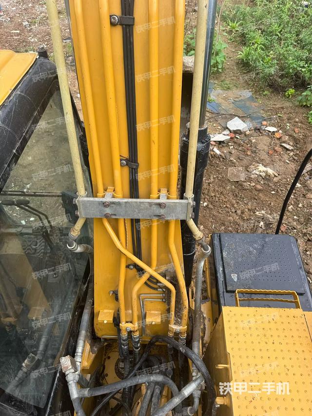 铲斗右后整体(工作和回转装置) 铲斗右后整体(工作和回转装置)