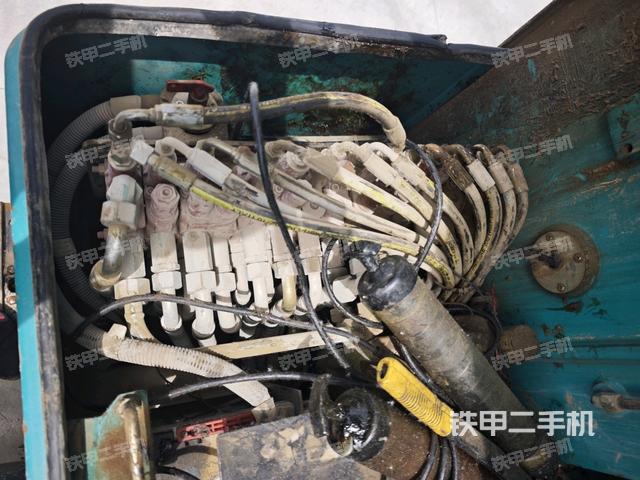 回轉(zhuǎn)馬達(dá)和主控閥（整機(jī)外觀）