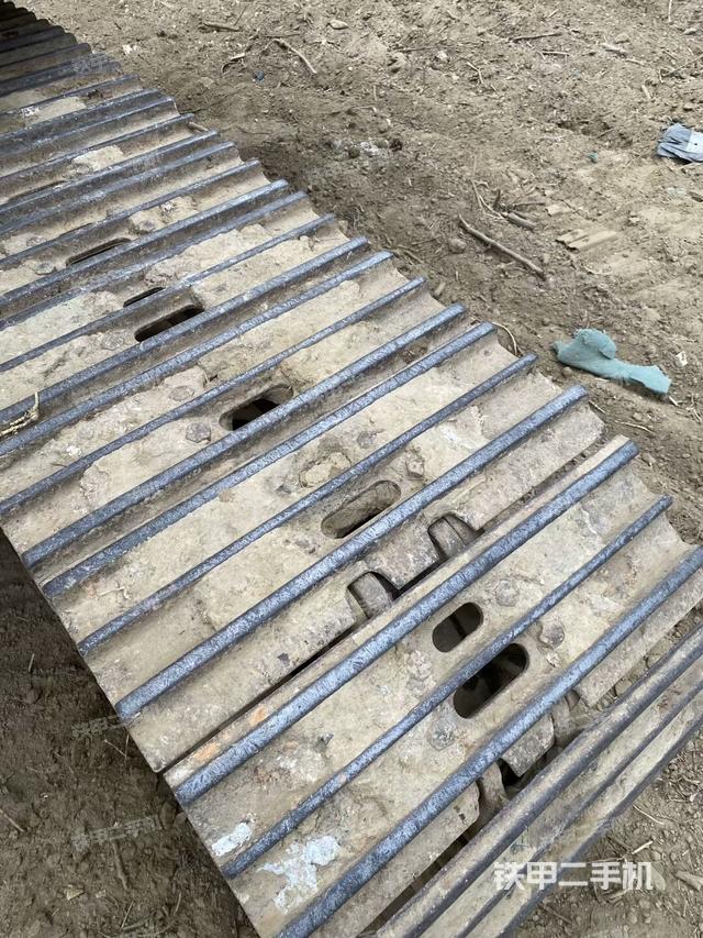 单侧履带整体(整机外观) 单侧履带整体(整机外观)