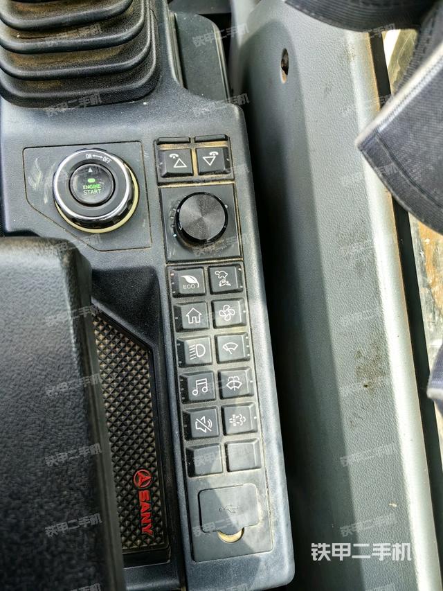 座椅左侧控制台/音响/含左手柄(驾驶室部分) 座椅左侧控制台/音响/含左手柄(驾驶室部分)