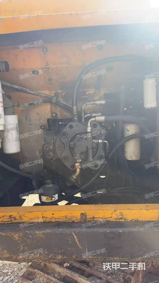 液壓泵艙室正面整體(整機(jī)外觀) 液壓泵艙室正面整體(整機(jī)外觀)