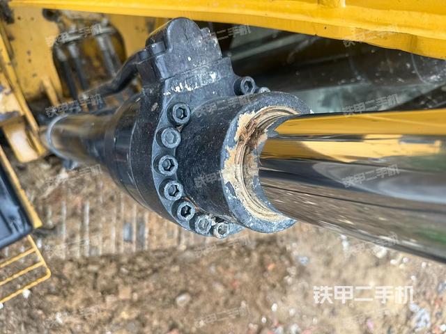 小臂整体右前(工作和回转装置) 小臂整体右前(工作和回转装置)