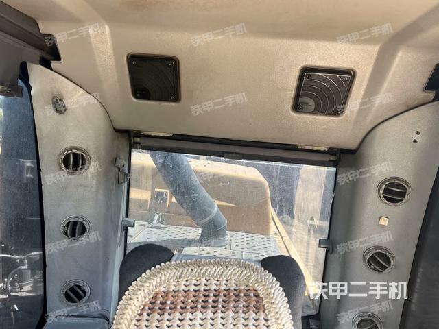 駕駛室頂部(整機(jī)外觀) 駕駛室頂部(整機(jī)外觀)