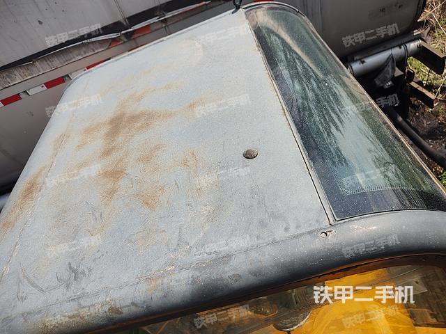駕駛室頂部(整機(jī)外觀) 駕駛室頂部(整機(jī)外觀)
