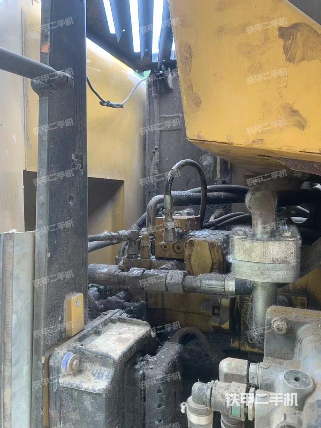 液压泵舱室正面整体(整机外观) 液压泵舱室正面整体(整机外观)