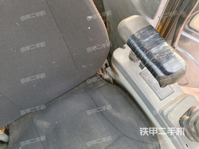 座椅左侧控制台/音响/含左手柄(驾驶室部分) 座椅左侧控制台/音响/含左手柄(驾驶室部分)