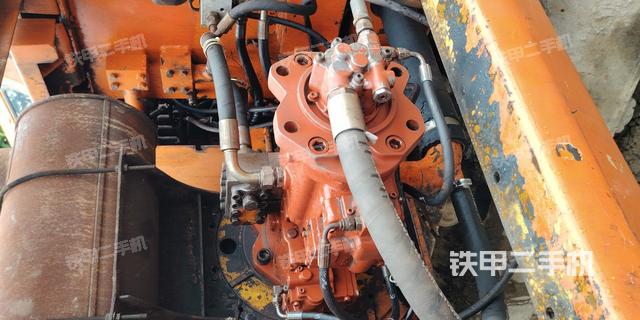 液压泵舱室正面整体(整机外观) 液压泵舱室正面整体(整机外观)