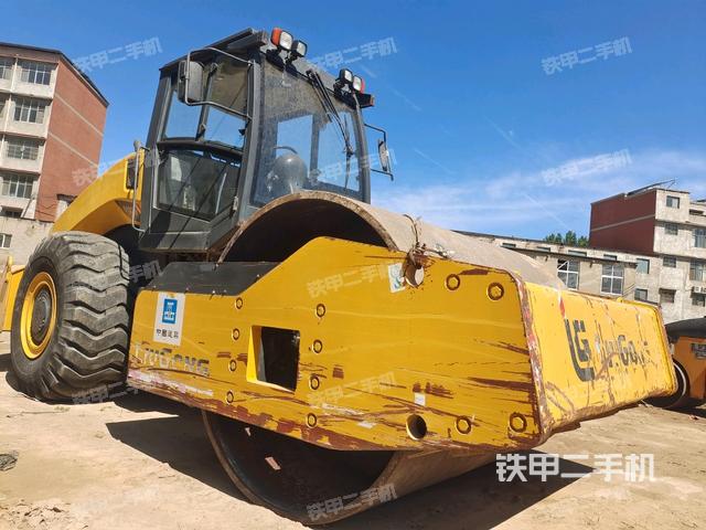 右前45°(压路机整机外观) 右前45°(压路机整机外观)