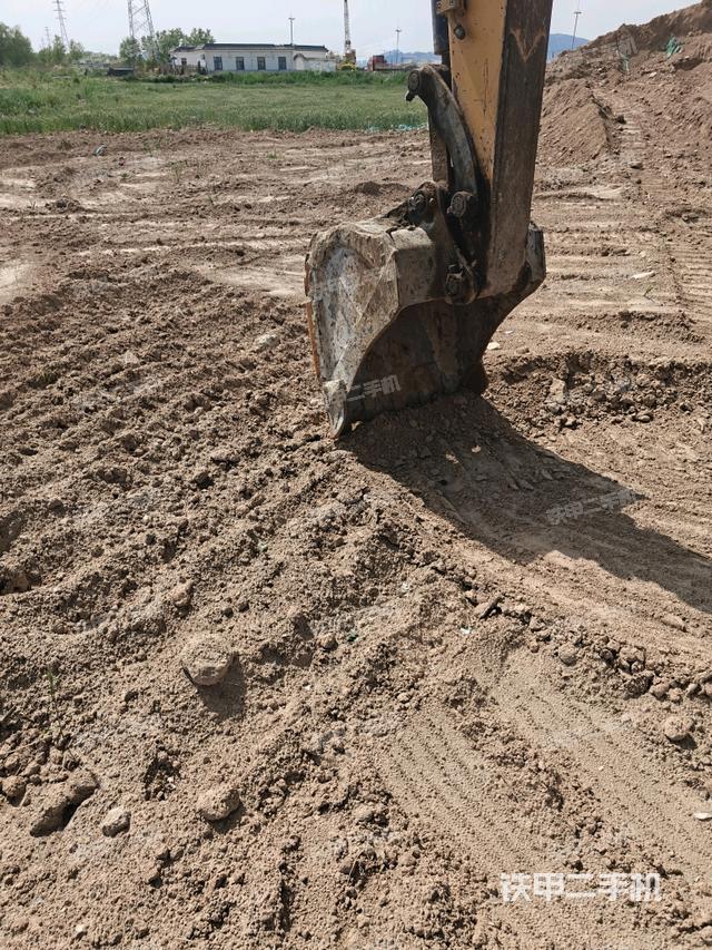 铲斗右后整体(工作和回转装置) 铲斗右后整体(工作和回转装置)