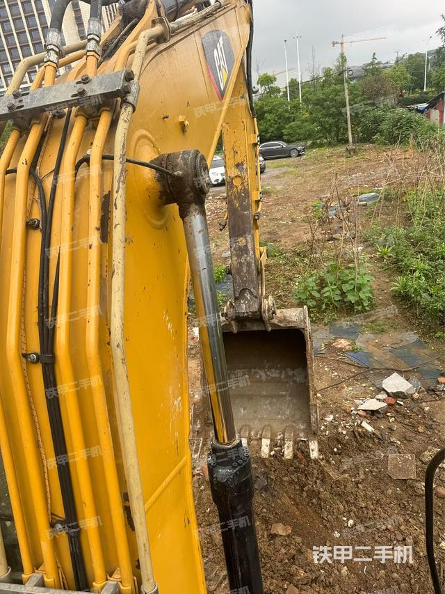 转盘和下车架正前(工作和回转装置) 转盘和下车架正前(工作和回转装置)