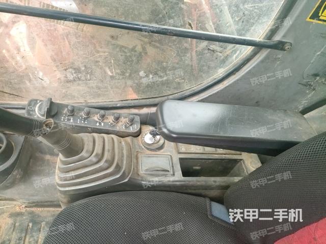 座椅右側(cè)控制臺/鑰匙門/油門/含右手柄(駕駛室部分) 座椅右側(cè)控制臺/鑰匙門/油門/含右手柄(駕駛室部分)