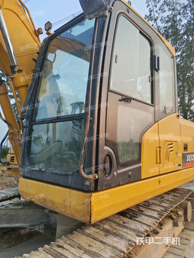 驾驶室左前45度(驾驶室部分) 驾驶室左前45度(驾驶室部分)