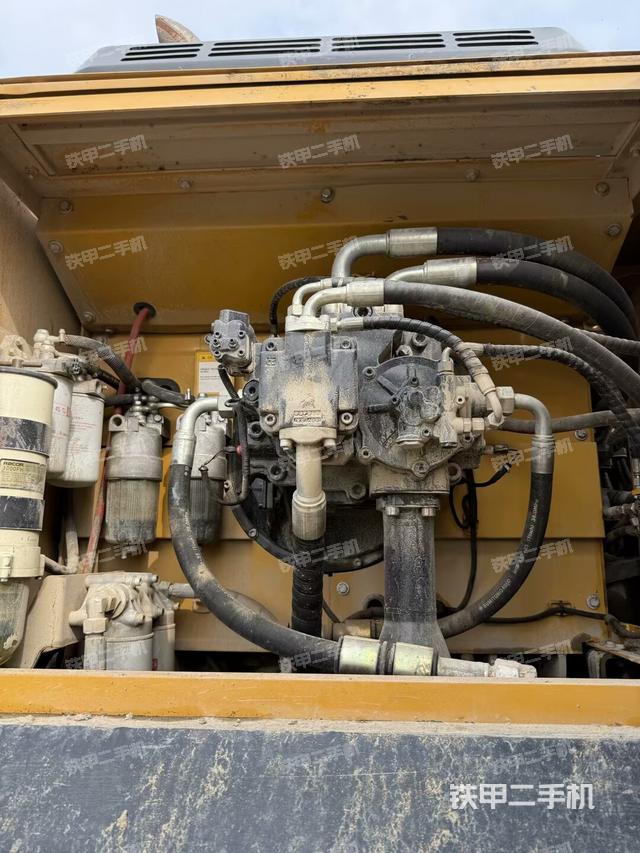 液壓泵艙室正面整體(整機(jī)外觀) 液壓泵艙室正面整體(整機(jī)外觀)