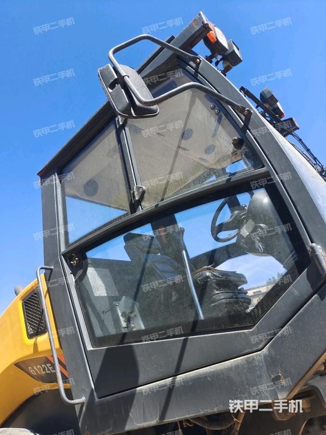 左侧正面照(压路机驾驶室) 左侧正面照(压路机驾驶室)