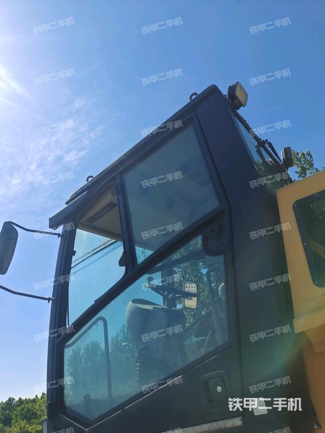 右侧正面照（压路机驾驶室）