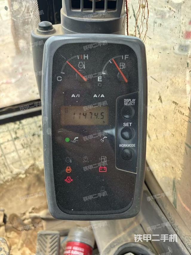 行走控制手柄和踏板?俯拍(駕駛室部分) 行走控制手柄和踏板?俯拍(駕駛室部分)