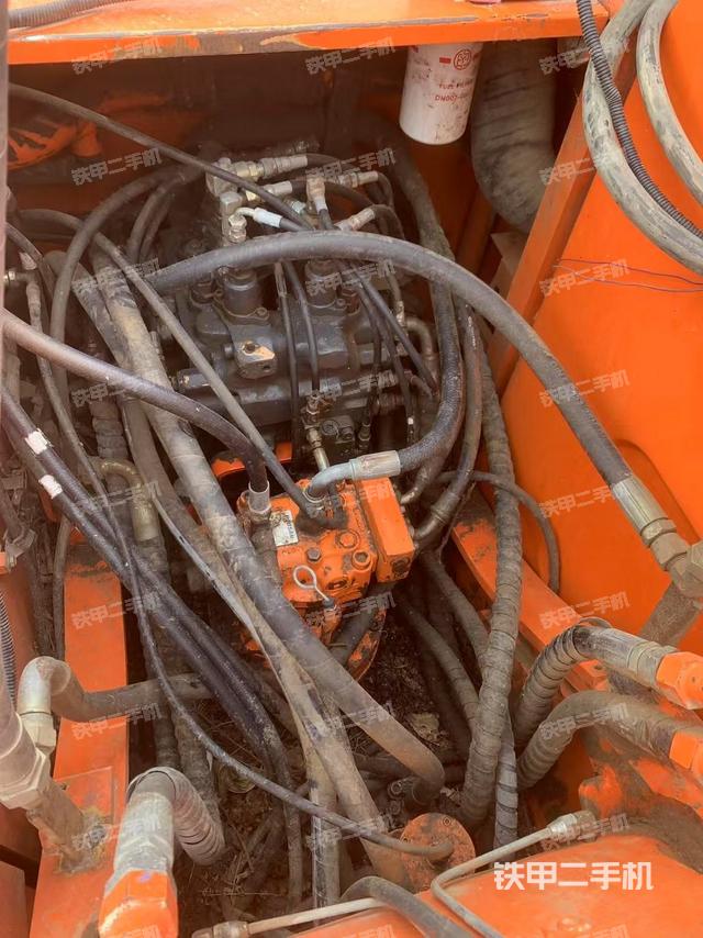 回轉(zhuǎn)馬達(dá)和主控閥(整機(jī)外觀) 回轉(zhuǎn)馬達(dá)和主控閥(整機(jī)外觀)