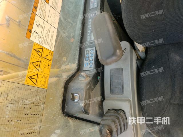 座椅右侧控制台/钥匙门/油门/含右手柄(驾驶室部分) 座椅右侧控制台/钥匙门/油门/含右手柄(驾驶室部分)