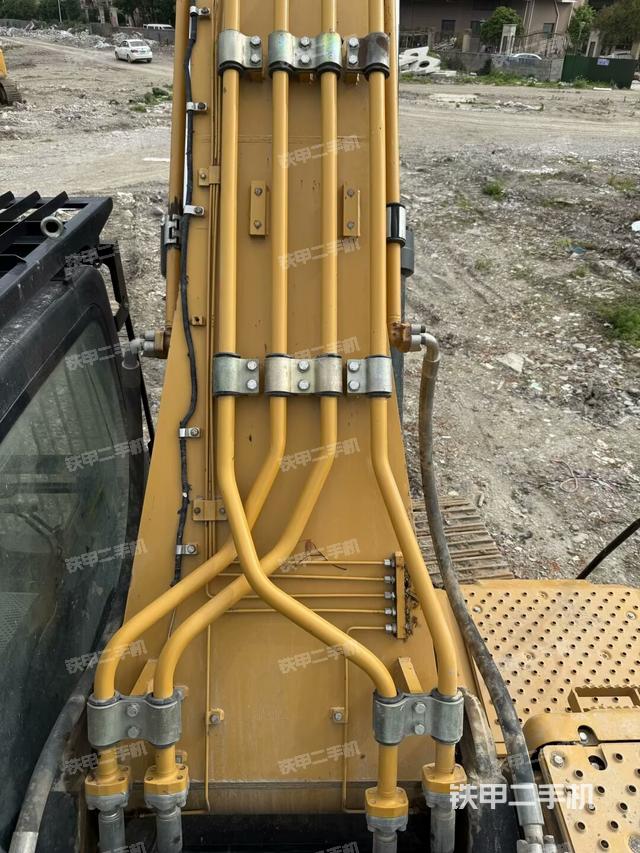 駕駛室頂部(整機(jī)外觀) 駕駛室頂部(整機(jī)外觀)