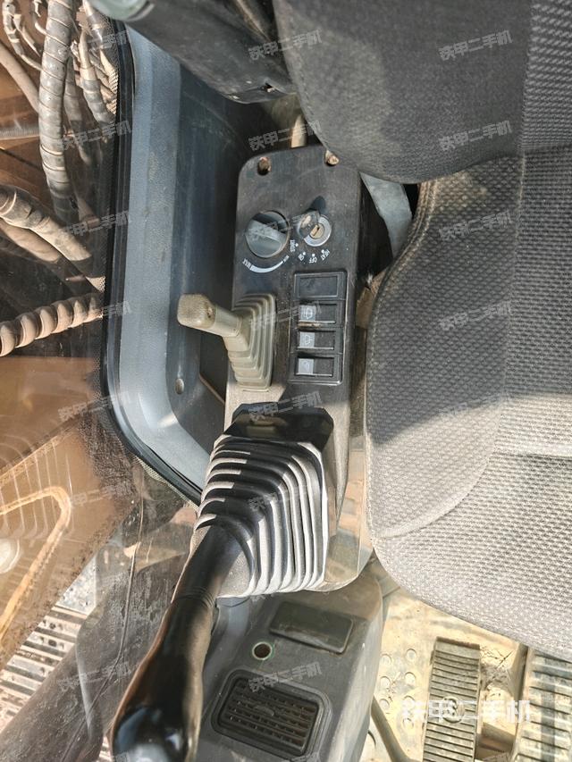 座椅右侧控制台/钥匙门/油门/含右手柄(驾驶室部分) 座椅右侧控制台/钥匙门/油门/含右手柄(驾驶室部分)