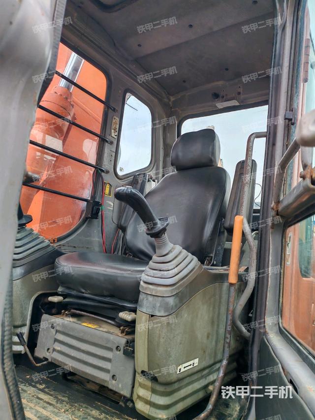 駕駛室整體(整機(jī)外觀) 駕駛室整體(整機(jī)外觀)