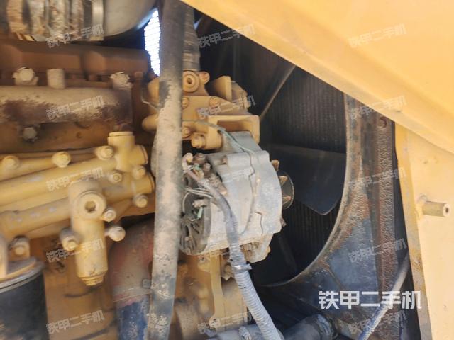 发动机右侧全景（压路机发动机舱）