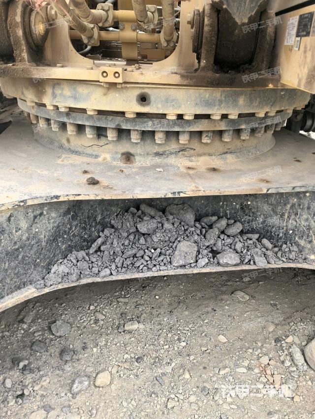 轉(zhuǎn)盤和下車架正前(工作和回轉(zhuǎn)裝置) 轉(zhuǎn)盤和下車架正前(工作和回轉(zhuǎn)裝置)