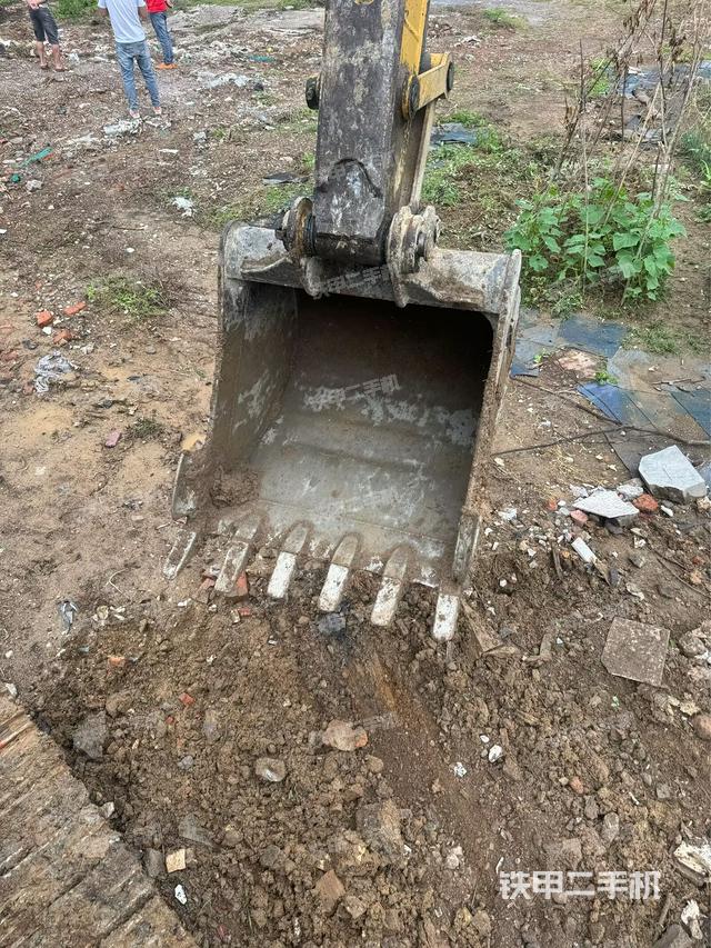 小臂整体左后(工作和回转装置) 小臂整体左后(工作和回转装置)