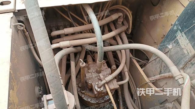 回转马达和主控阀(整机外观) 回转马达和主控阀(整机外观)