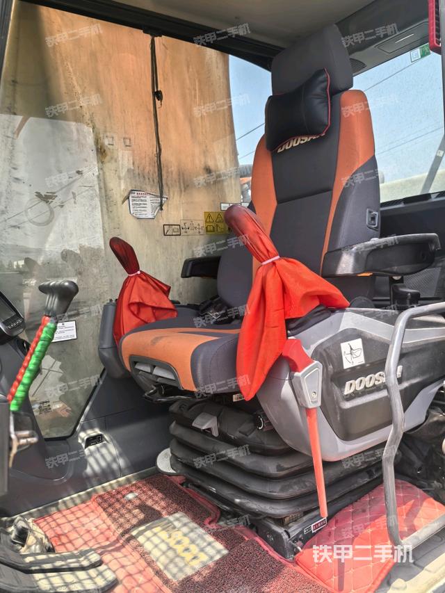 駕駛室整體(整機外觀) 駕駛室整體(整機外觀)