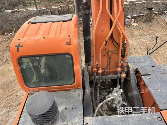 驾驶室顶部(整机外观) 驾驶室顶部(整机外观)