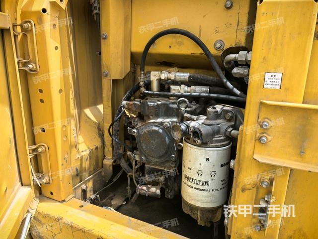 液壓泵艙室正面整體(整機外觀) 液壓泵艙室正面整體(整機外觀)