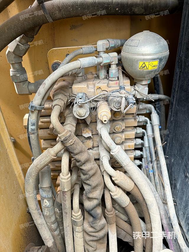 回转马达和主控阀（整机外观）