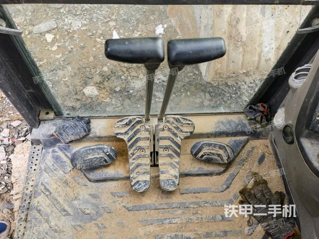 行走控制手柄和踏板?俯拍（駕駛室部分）