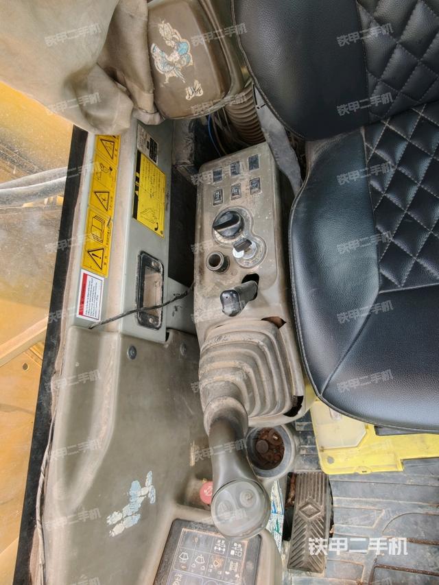 座椅右側(cè)控制臺/鑰匙門/油門/含右手柄(駕駛室部分) 座椅右側(cè)控制臺/鑰匙門/油門/含右手柄(駕駛室部分)