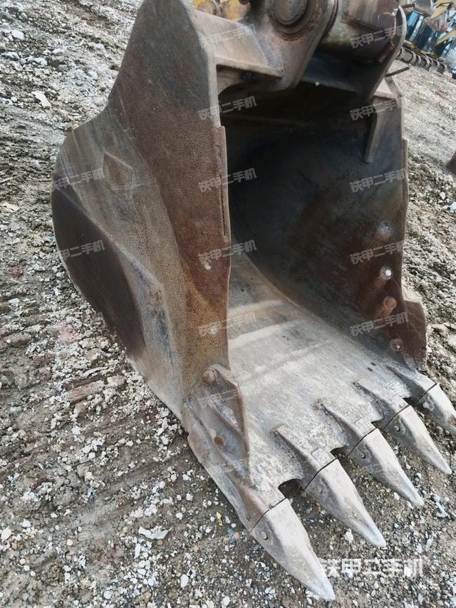 鏟斗右后整體(工作和回轉(zhuǎn)裝置) 鏟斗右后整體(工作和回轉(zhuǎn)裝置)