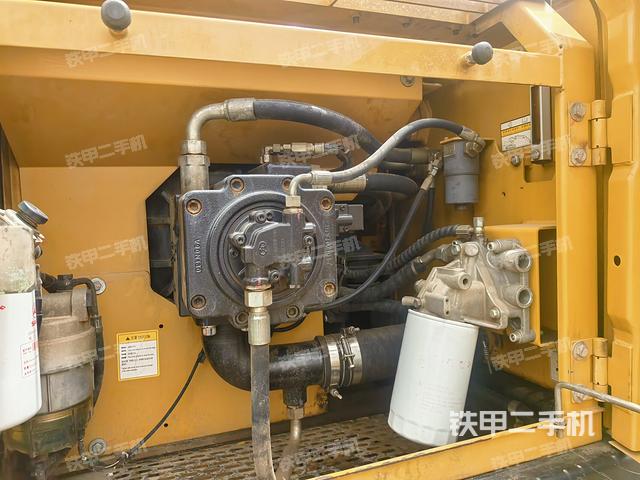 液壓泵艙室正面整體(整機(jī)外觀) 液壓泵艙室正面整體(整機(jī)外觀)