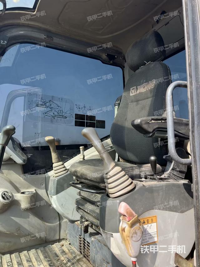 駕駛室頂部(整機(jī)外觀) 駕駛室頂部(整機(jī)外觀)