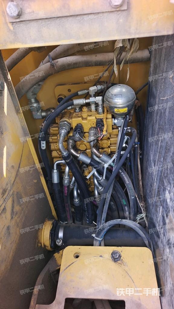 回转马达和主控阀(整机外观) 回转马达和主控阀(整机外观)