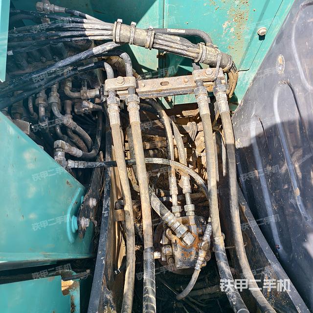 回轉(zhuǎn)馬達(dá)和主控閥(整機(jī)外觀) 回轉(zhuǎn)馬達(dá)和主控閥(整機(jī)外觀)