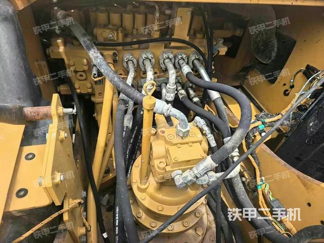 回转马达和主控阀（整机外观）