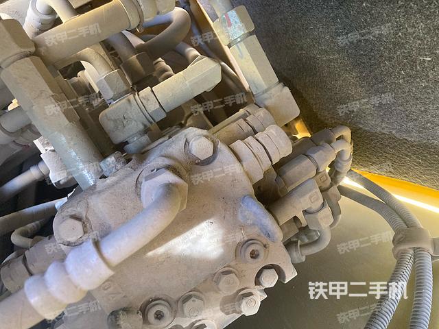 回轉(zhuǎn)馬達(dá)和主控閥(整機(jī)外觀) 回轉(zhuǎn)馬達(dá)和主控閥(整機(jī)外觀)