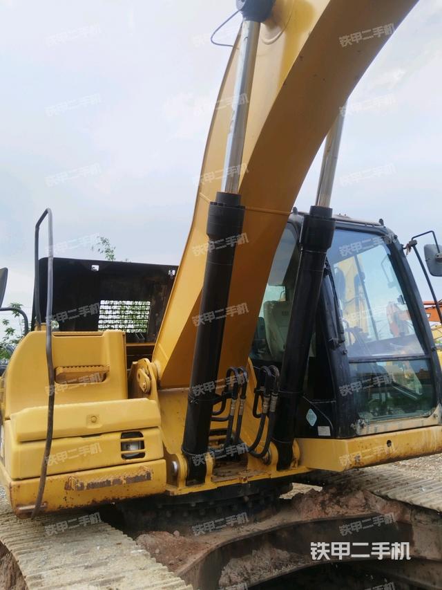 大臂油缸整體?豎拍(工作和回轉(zhuǎn)裝置) 大臂油缸整體?豎拍(工作和回轉(zhuǎn)裝置)