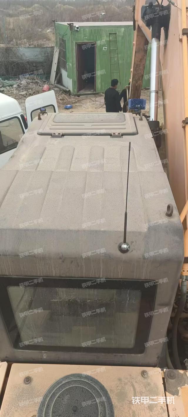 駕駛室頂部(整機外觀) 駕駛室頂部(整機外觀)