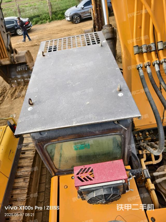 驾驶室顶部(整机外观) 驾驶室顶部(整机外观)