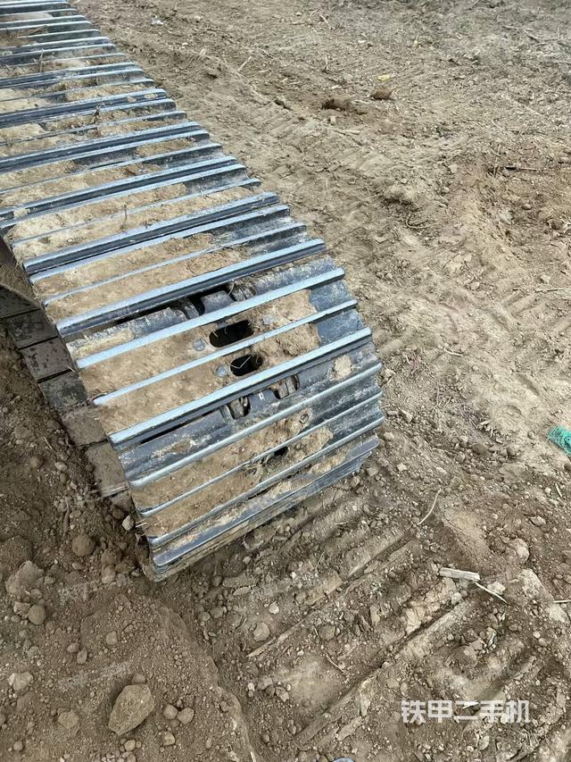 单侧履带整体(整机外观) 单侧履带整体(整机外观)