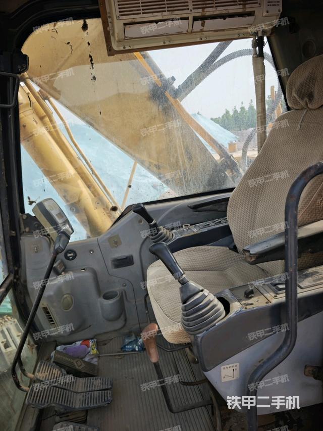 駕駛室整體(整機外觀) 駕駛室整體(整機外觀)