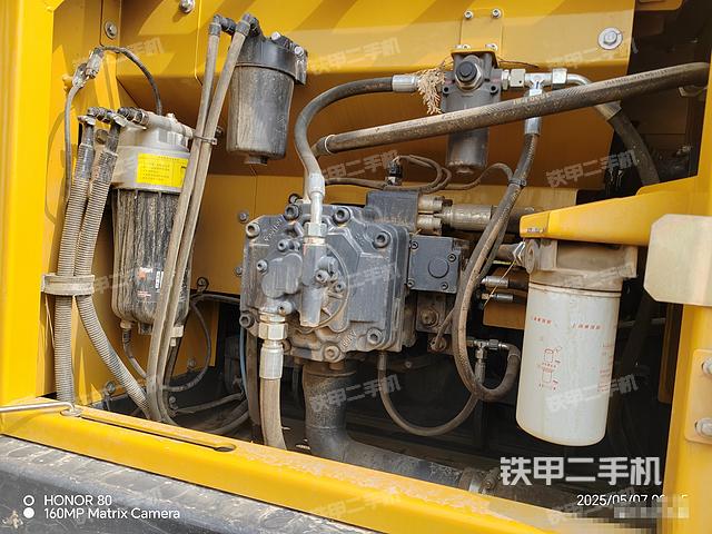 液压泵舱室正面整体（整机外观）