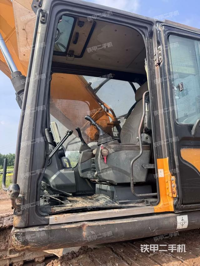 行走控制手柄和踏板?俯拍(駕駛室部分) 行走控制手柄和踏板?俯拍(駕駛室部分)